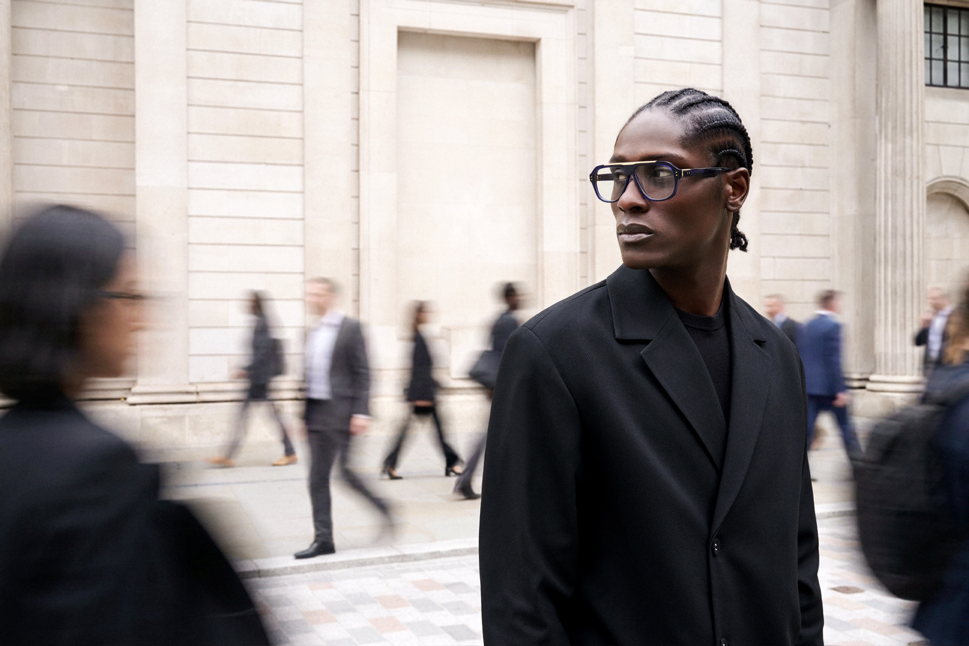 Hombre con gafas graduadas William Morris London Black Label en una calle de la ciudad